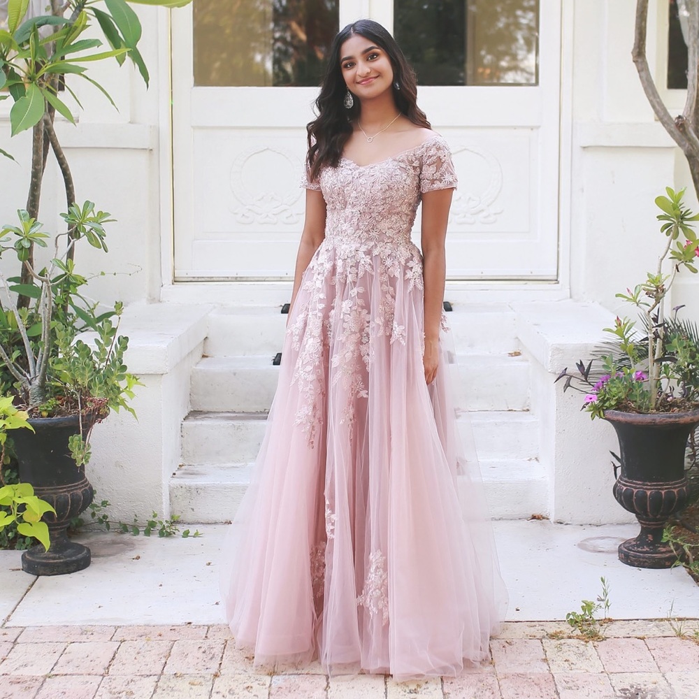 I’m selling a dusty pink/mauve prom dress.